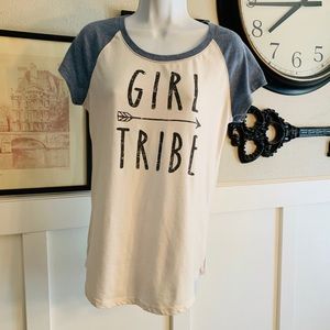 Soft graphic cotton T shirt in cream with washed navy sleeves from Rue21. Size M